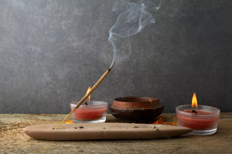 Humo de la quema de incienso y su varilla. Aromaterapia