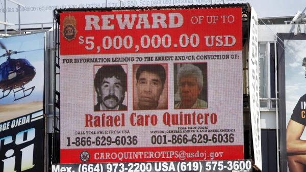 (Anuncios de recompensa por informacón para la detención de Rafael Caro Quintero en una pantalla electrónica en la garita de San Ysidro, cruce fronterizo entre Tijuana y San Diego)