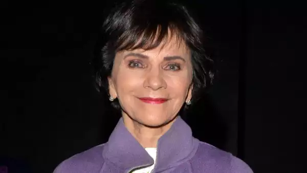Pati Chapoy con un abrigo morado en una entrevista