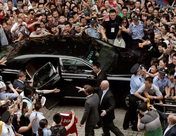 La multitud se reunió entorno al auto del ex futbolista