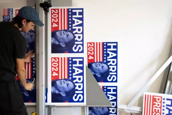 El especialista en producción impresa Aaron Miller corta una serie de carteles de 100 yardas en apoyo de la campaña presidencial de la vicepresidenta estadounidense Kamala Harris en la fábrica Gloo en Tucson, Arizona, EE. UU. 25 de julio de 2024.