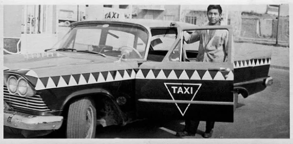 Un taxi cocodrilo y el conductor de la unidad en los años 50 a 60.