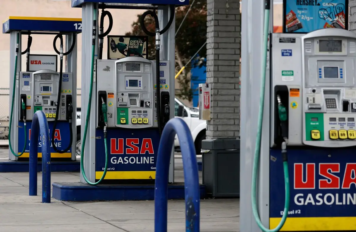 Una vista de las bombas de gasolina en una gasolinera de EE. UU. el 4 de mayo de 2026 en Los Ángeles, California. Los precios de la gasolina han aumentado a un promedio nacional de 4,45 dólares por galón, un máximo de 4 años, a medida que continúan las tensiones en el Medio Oriente. La gasolina en California cuesta más de 6 dólares el galón.