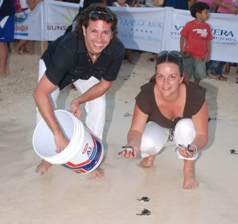 Al lado de su esposa, Mónica, y de sus tres hijos, Fernanda, Mariano y Nicole, el cantante liberó aproximadamente 100 tortugas marinas en Isla Mujeres.