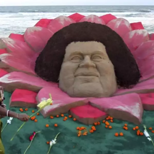 escultura de sai baba hecha de arena