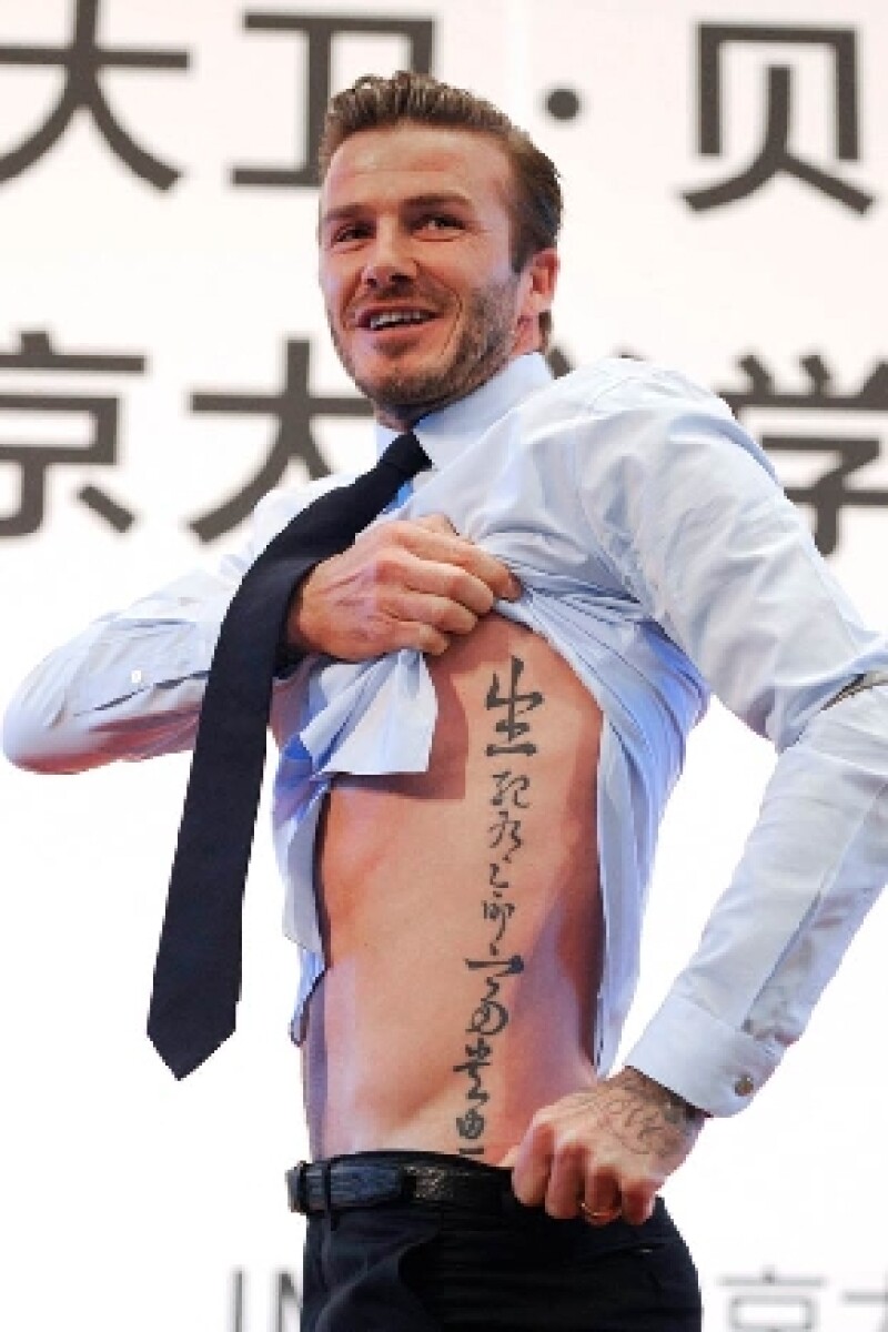 Que quede claro que el astro del balompié se levantó la camisa para que vieran la inscripción china que tiene grabada.