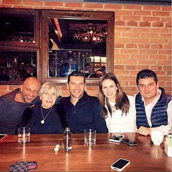 La pareja se mostró feliz y enamorada durante la cena en honor a Jacky.