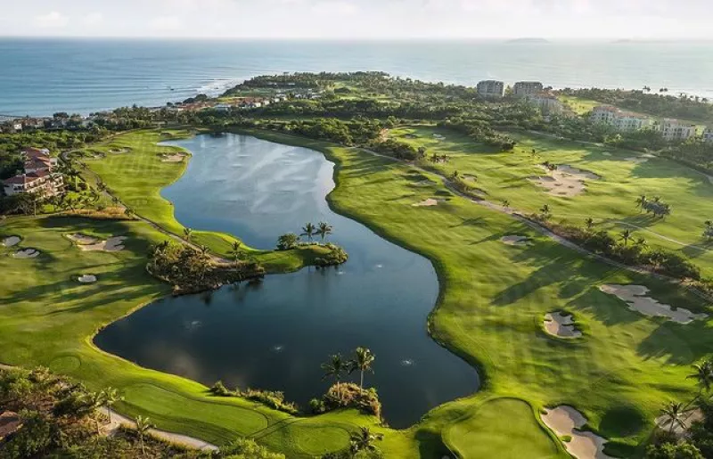 Campo de golf con vistas panorámicas del mar