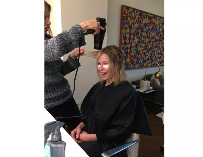 Ambas son conocidas por tener una amistad muy estrecha. La comediante decidió deshacerse de su larga cabellera y ahora se parece mucho más a su amiga Jennifer Aniston.