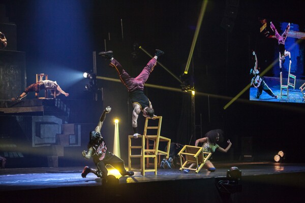 Cirque Eloize.