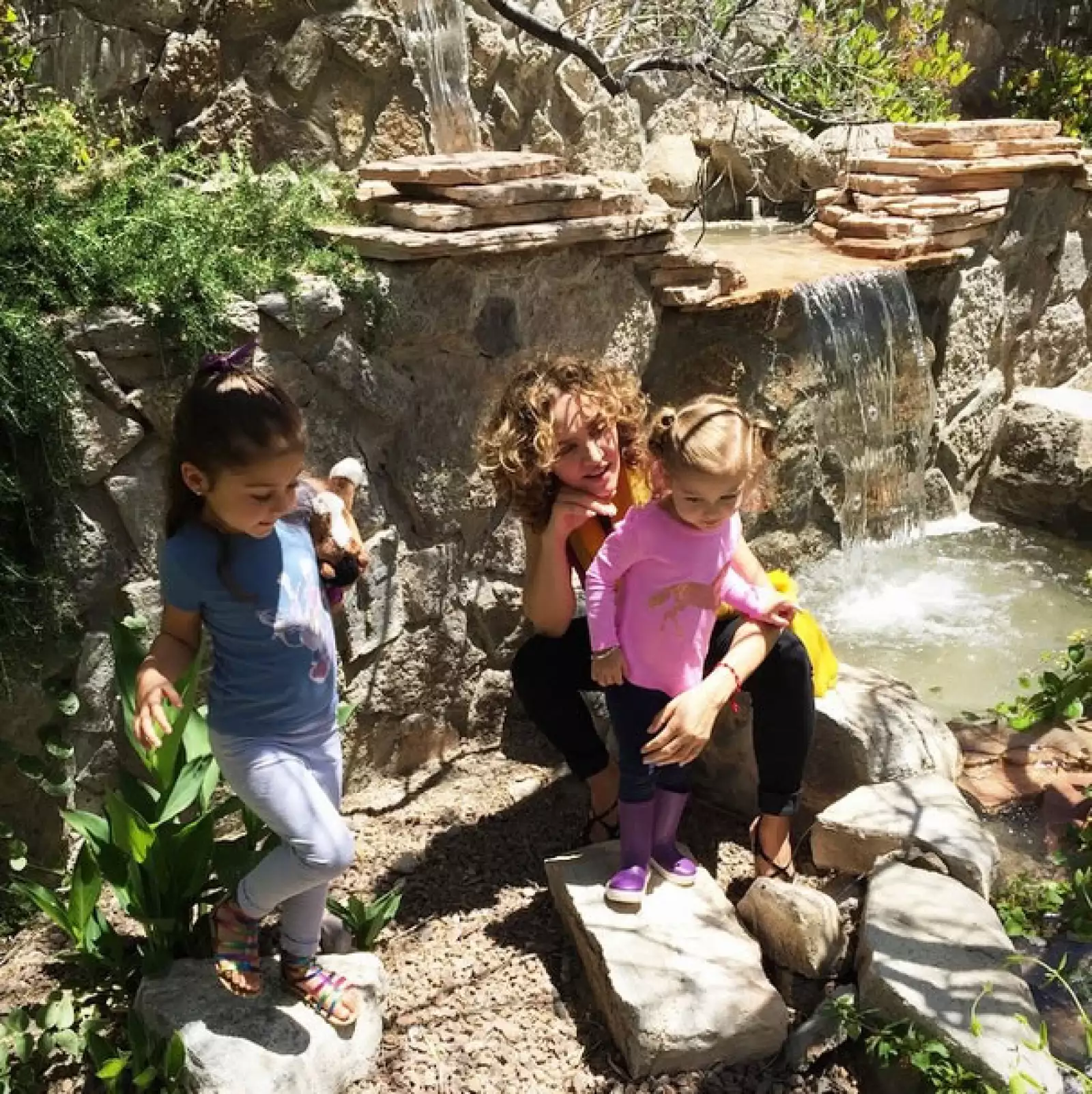 La empresaria con sus hijas, de paseo en un parque.