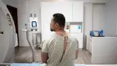 Hombre sometiéndose a una tomografía computarizada en un hospital