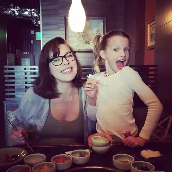 `¡Disfrutando de nuestra última semana como familia de tres antes de que nazca el bebé! Mi esposo tomó esta foto mientras comíamos una maravillosa barbacoa coreana´, escribió la actriz a pie de esta imagen con su hija mayor.