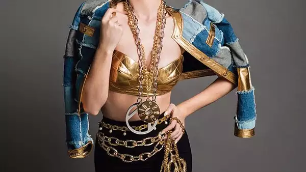 Como si ser una de las estrellas pop del momento fuera poco, la cantante saca su faceta de top model junto a la marca que lidera el diseñador Jeremy Scott para esta temporada.