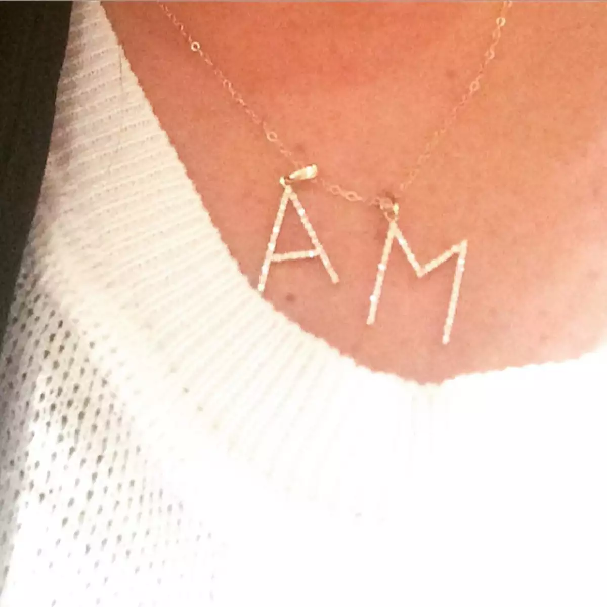 Continuando la emoción por su compromiso, la actriz presumió en Instagrama una romántica fotografía de un collar suyo que tiene la inicial de su nombre y el de su futuro esposo.