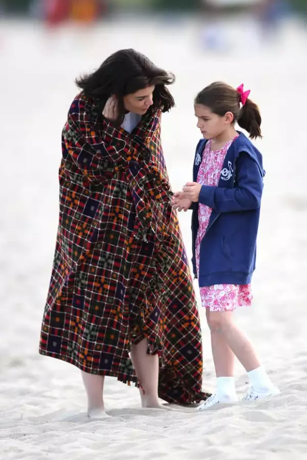 La actriz se encuentra filmando una serie en Toronto y su hija fue captada acompañándola en el set.