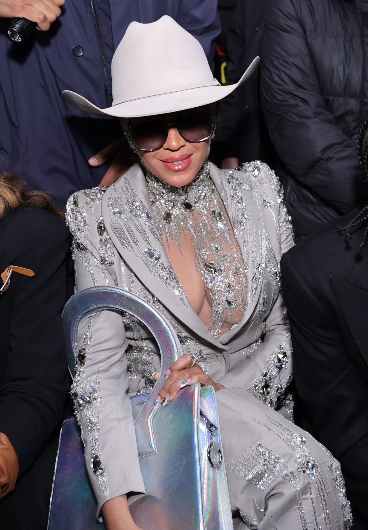 Beyoncé acapara miradas en Fashion Week con un look plateado y tejano