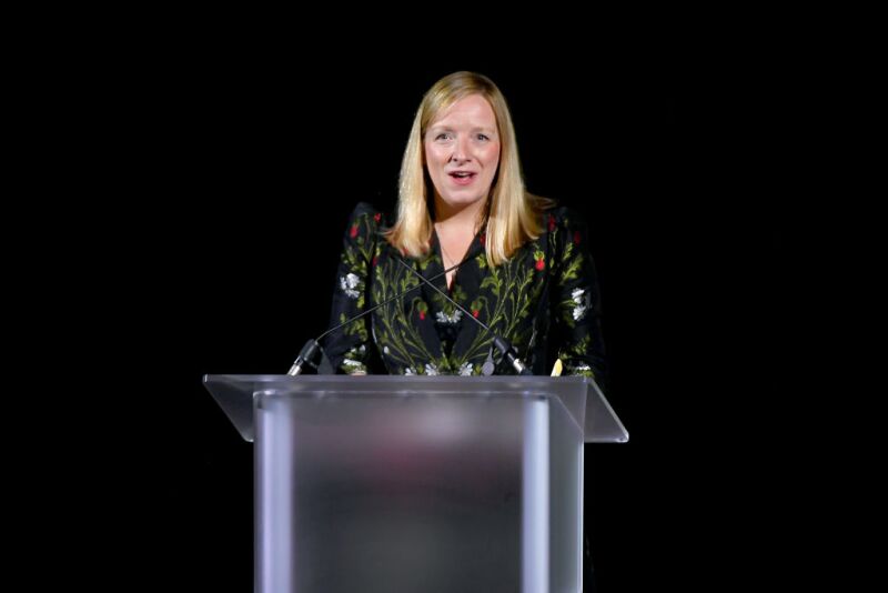 Sarah Burton ganando el premio Internacional de los CFDA's