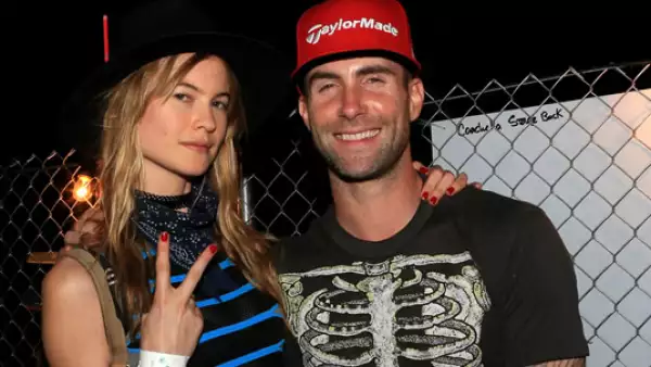 Behati Prinsloo y Adam Levine