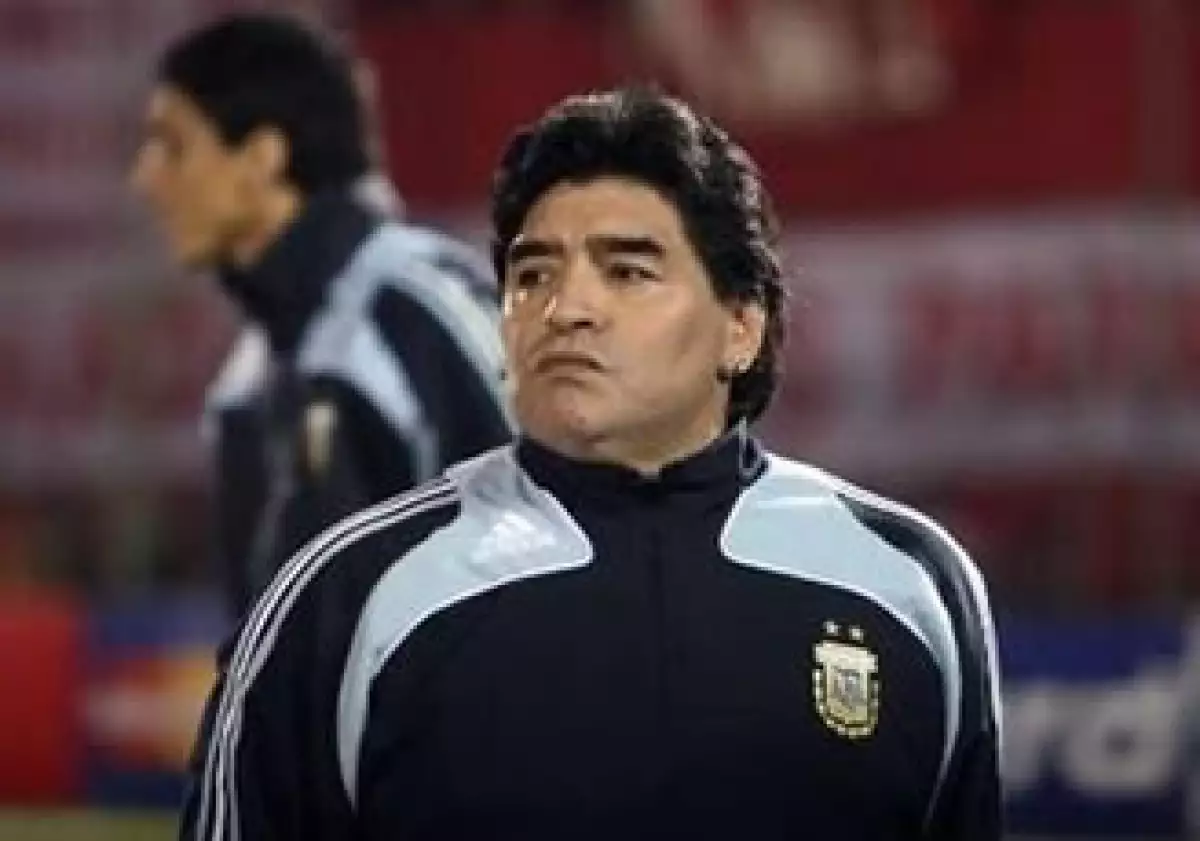 Las autoridades italianas no revelaron si Maradona traía los aretes puestos al momento de la confiscación. (Foto: Reuters)