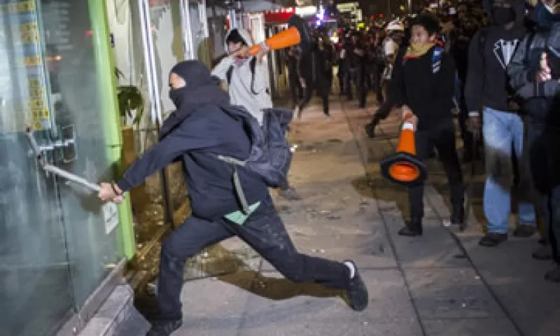 Encapuchados causaron daños en sucursales bancarias y comercios de Zona Rosa. (Foto: Cuartoscuro )