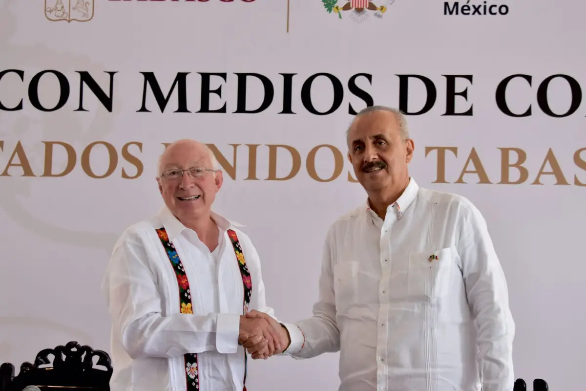 Ken Salazar, con el gobernador de Tabasco, Carlos Manuel Merino