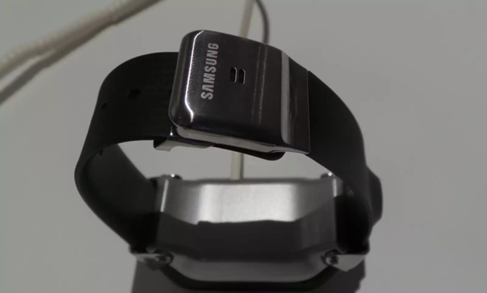 El material con el que está fabricado, aluminio, se siente terso con la piel, dicen periodistas que ya lo usaron.