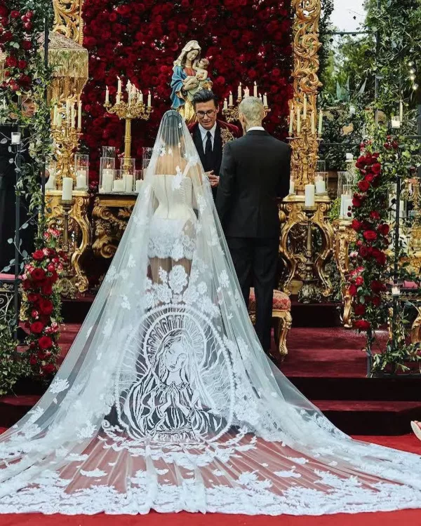 El velo del vestido de novia de Kourtney Kardashian