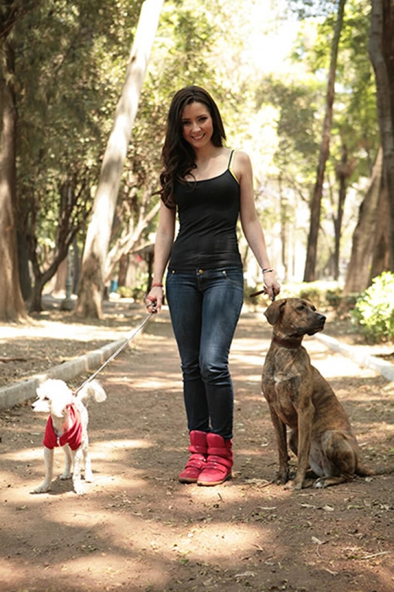 Ariadne Díaz desde pequeña ha rescatado perros de la calle y espera que más gente haga lo mismo.