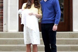 Ambos muy sonrientes, saludaron a todas las personas que desde hace días estuvieron al pendiente del nacimiento del royal baby.