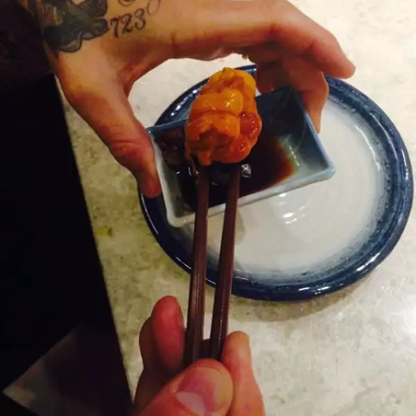 Disfrutando de los platillos del restaurante Kuriya Dining.