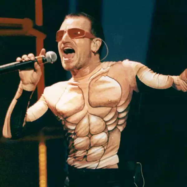 Según Bono, sus ojos son muy sensibles a la luz y cuando lo fotografían y no se pone lentes, se queda con el destello del flash por mucho tiempo. Aquí en 1997.