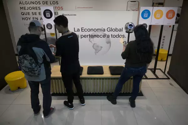 Escanear el iris a cambio de criptomonedas en una Argentina en crisis económica