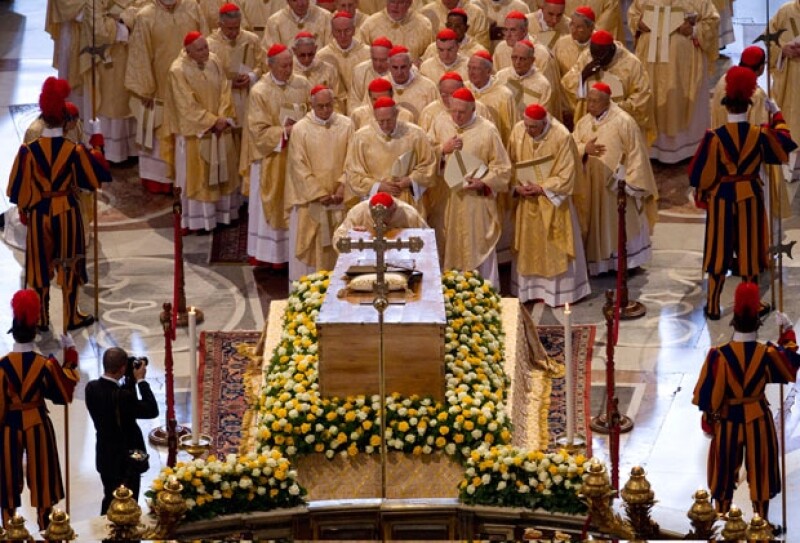 Cardenales, Obispos y el Papa Benedicto XVI le rinden respeto a la tumba de Juan Pablo II.A