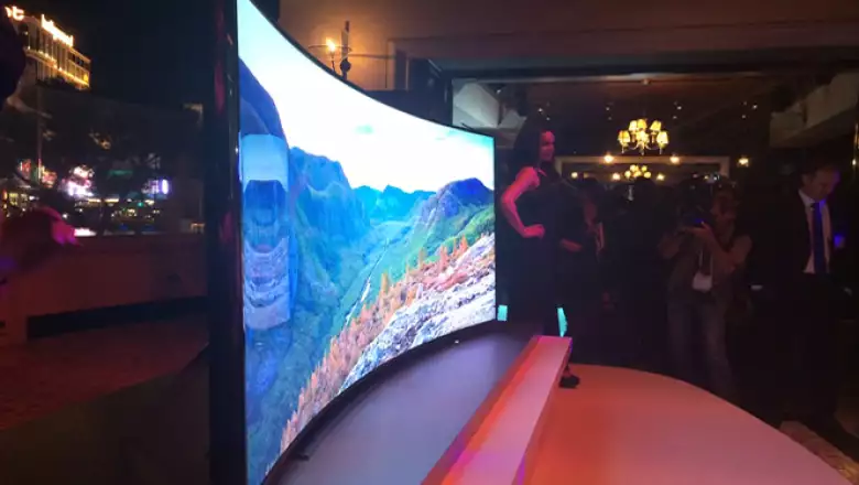 Samsung presentó de un televisor de 85" que permite que la pantalla se curve y después regrese a su forma original.