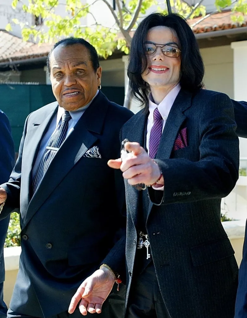 En 2005 junto a su padre Joe Jackson durante el juicio que enfrentó el rey del pop por abuso de menores.