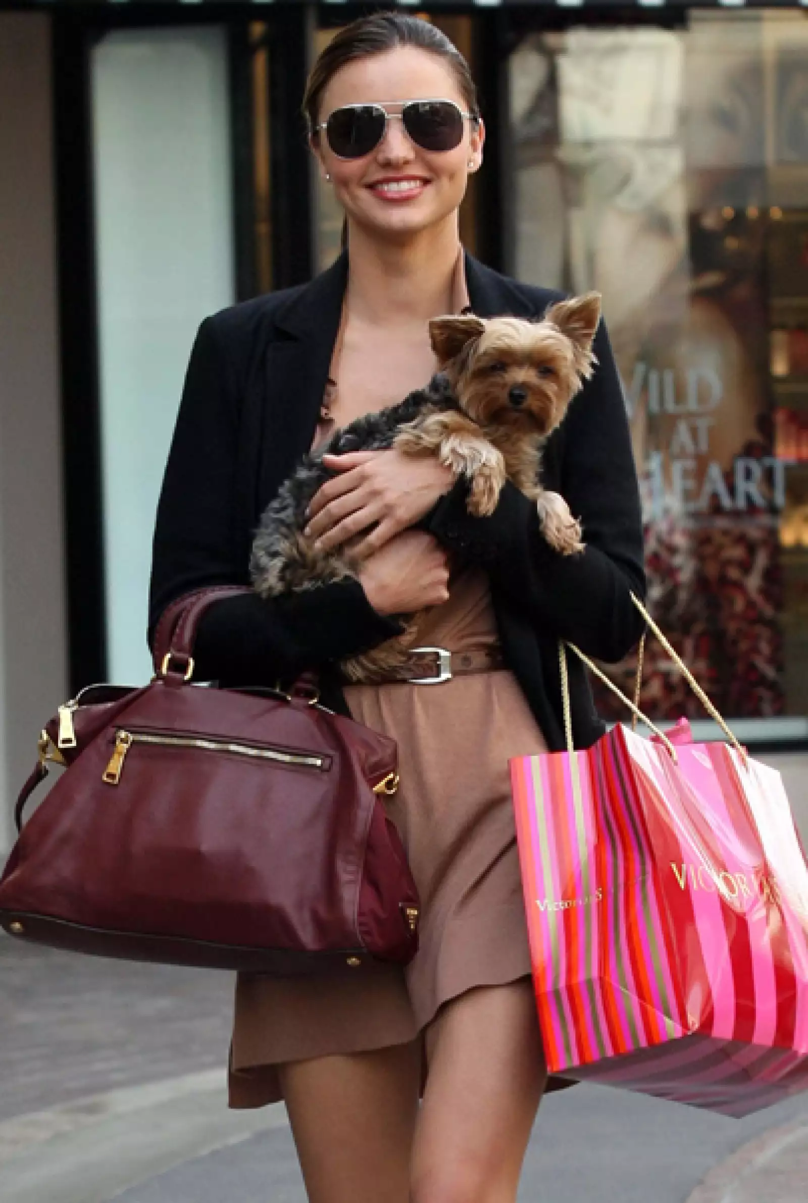 Para destacar su look semiformal, Miranda Kerr incluye un cinturón delgado color marrón.