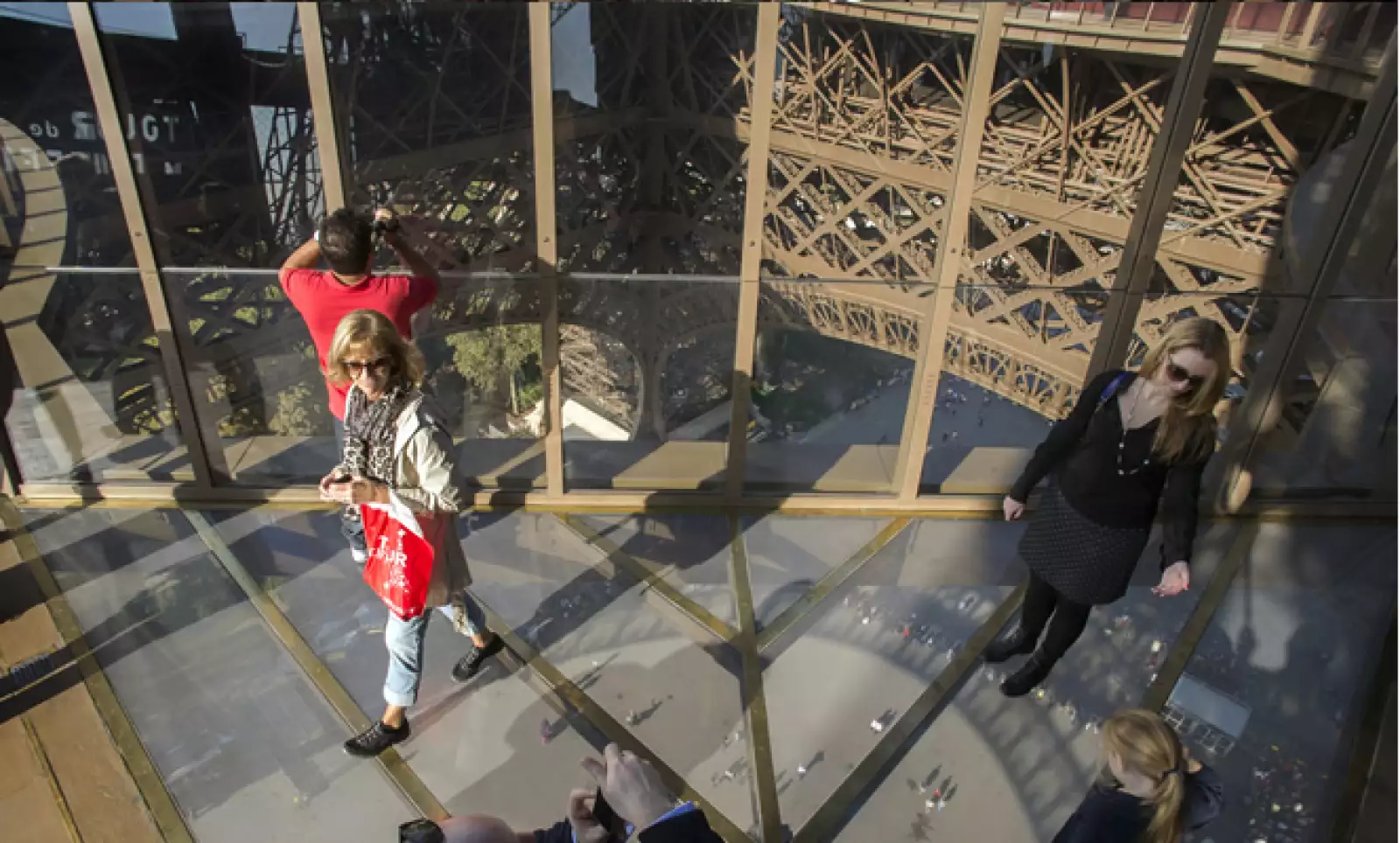 Además del suelo de vidrio se reconstruyeron los espacios de recepción del publico.