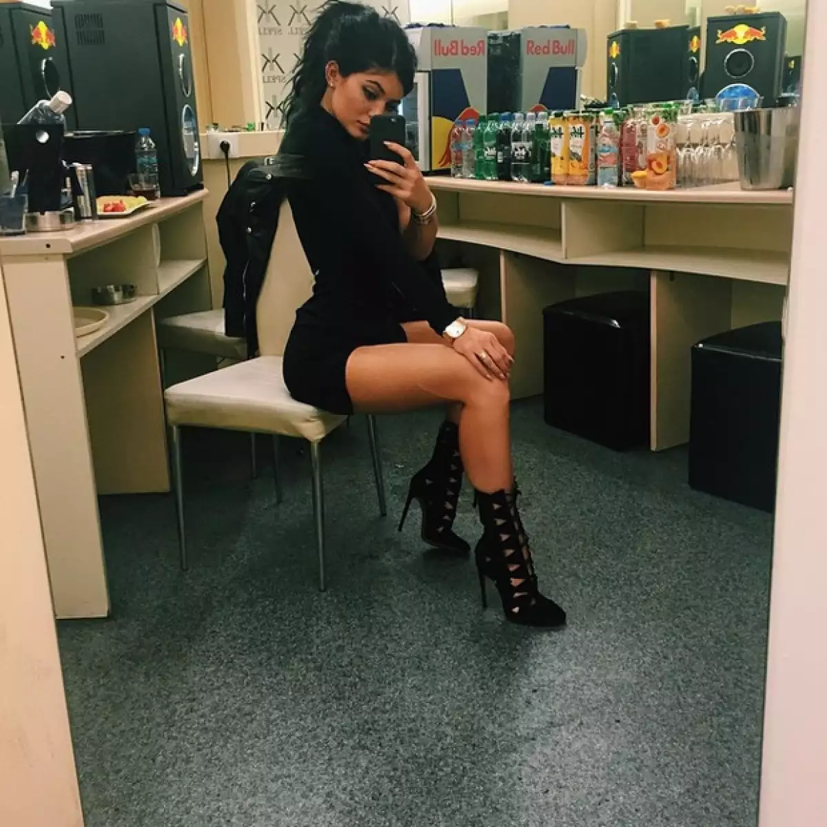 La hija de Bruce y Kris Jenner, que esta semana fue duramente criticada por los notables cambios de sus labios, pasó mucho tiempo preparando su look para este Halloween, ¿lo mantendrá?