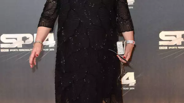 La cantante perdió el control al tratar de tomar un vuelo, por lo que tuvo que ser retirada del aeropuerto por la policía y ser llevada al hospital.