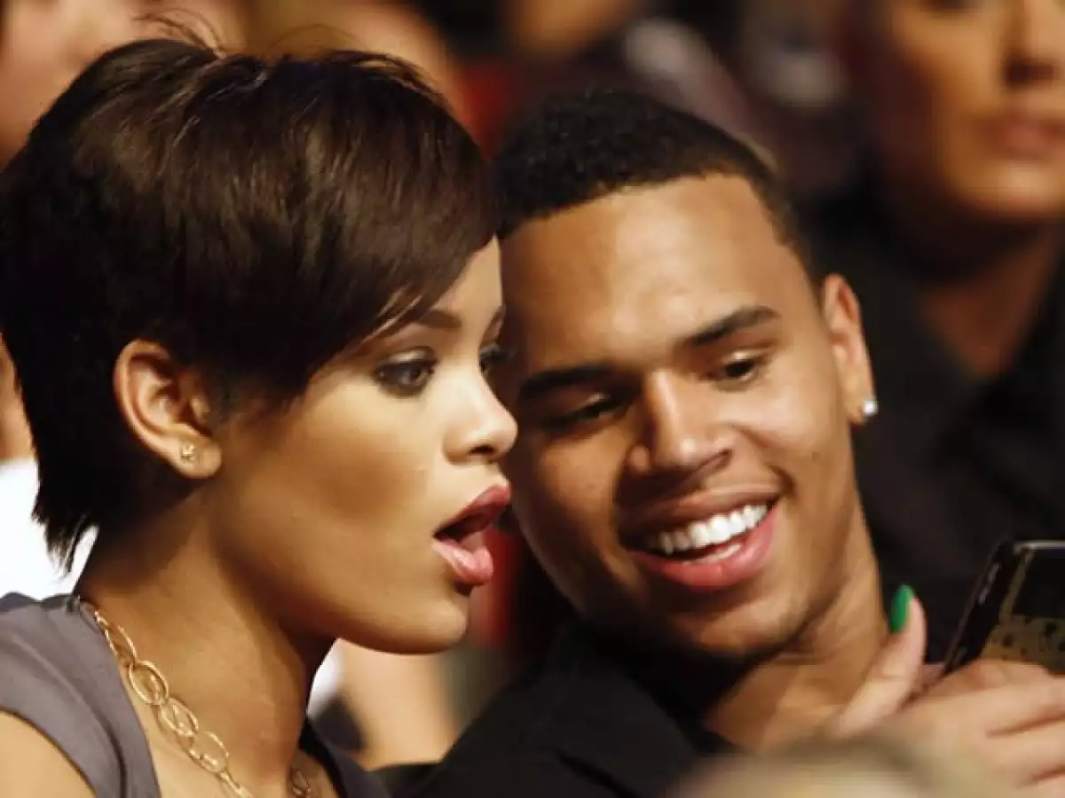Aseguran que tras la agresión que sufrió Rihanna, la cantante ha estado a lado de su novio Chris Brown.
