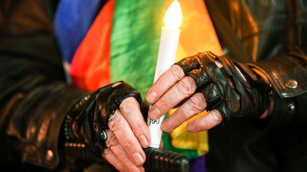 Durante la marcha en Los Ángeles se colocó un pequeño altar con cincuenta velas en recuerdo de los fallecidos.