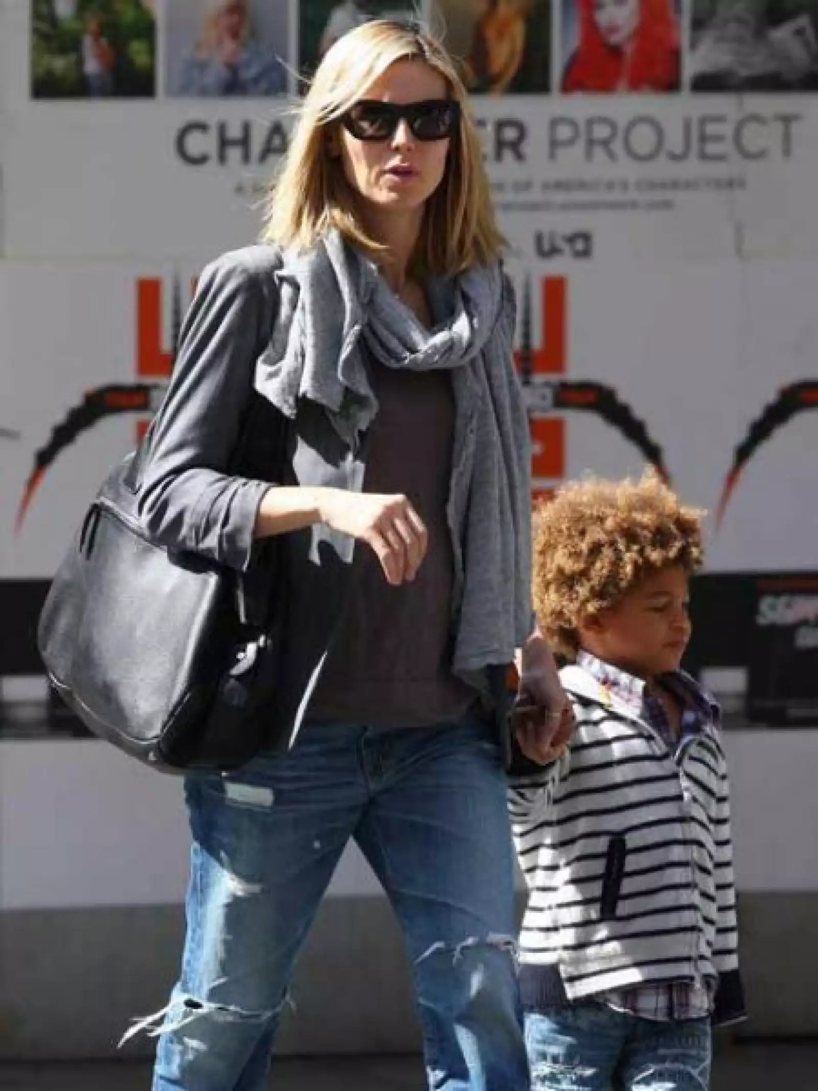 Heidi Klum y una bolsa oscura más discreta camina con sus hijo en las calles de Soho, Nueva York.