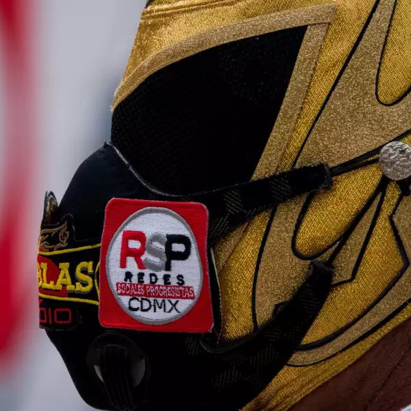 El luchador Manuel Leal Navarro "Tinieblas", candidato a Venustiano Carranza, durante el cierre de campaña del partido Redes Sociales Progresistas en Monumento a la Revolución.