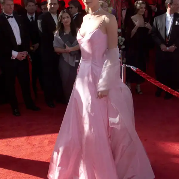 El vestido Ralph Lauren que Gwyneth Paltrow llevó a los Oscar de 1999 es inolvidable.