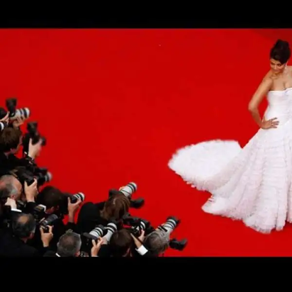 La actriz originaria de la India Aishwarya Rai robó cámara en su paso por la alfombra roja en Cannes.