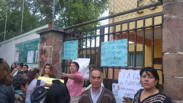 Hay mitines afuera de las escuelas.