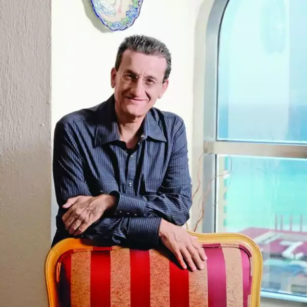 Su papá, Rafael Loret de Mola, vive en Madrid con su segunda esposa y el hijo que tuvo con ella.