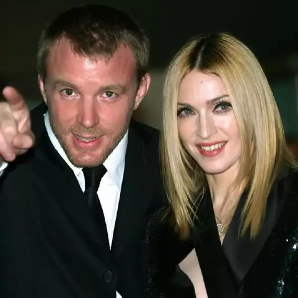 Madonna tiene prohibido comprarle un auto deportivo a su esposo Guy Ritchie para su cumpleaños número 40, él aseguró que es terrible al volante.