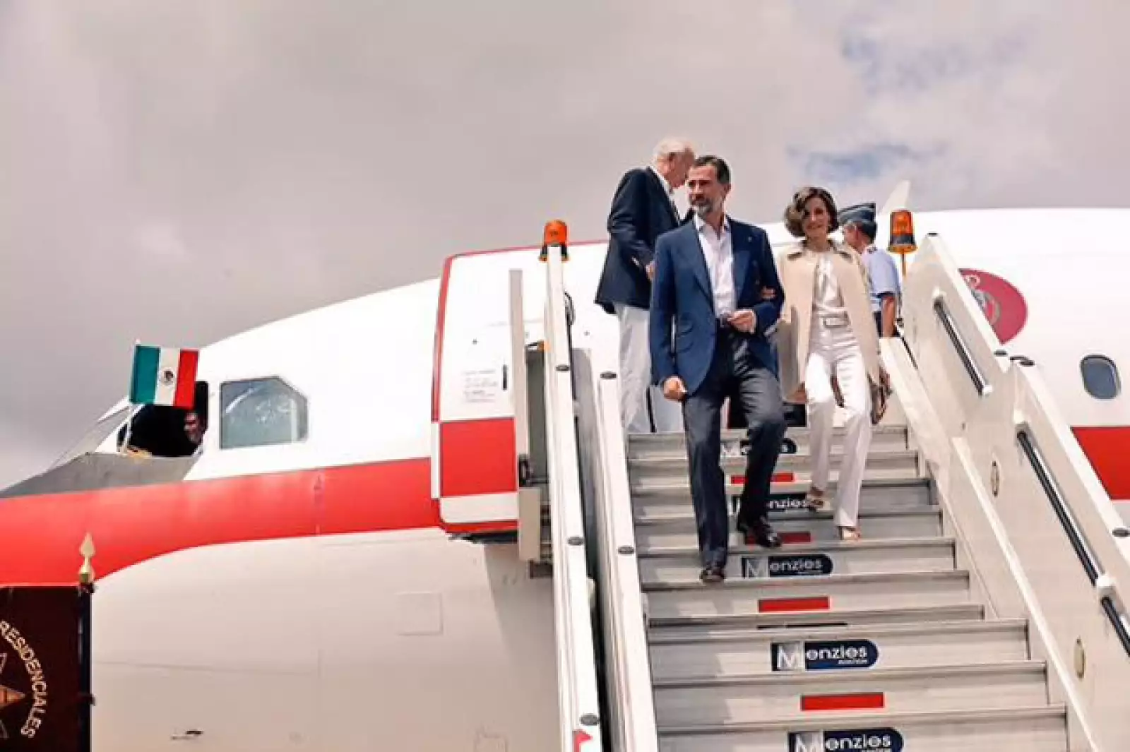 Felipe y Letizia a su llegada al aeropuerto de Zacatecas.